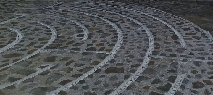 Andador de piedra con líneas curvas de piedra blanca