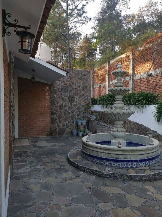 Fuente de talavera en el patio