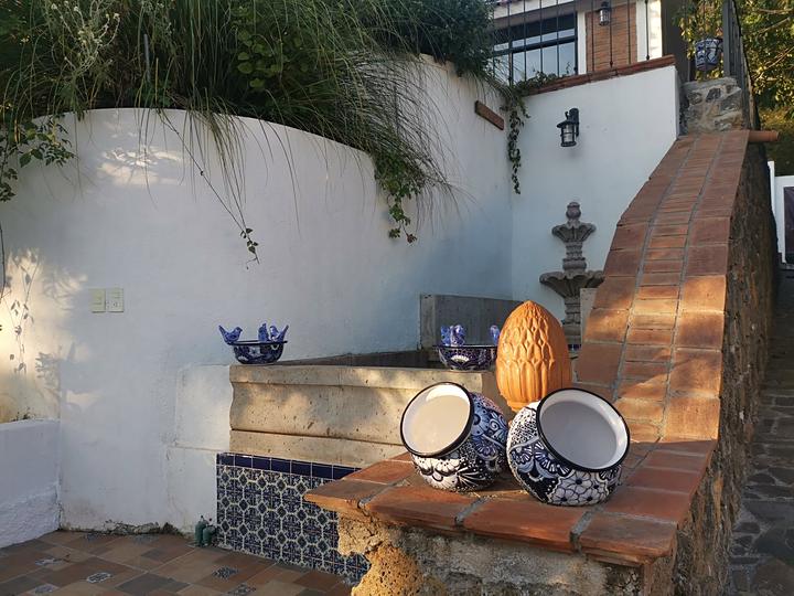 Rincón de talavera junto al pretil de ladrillo