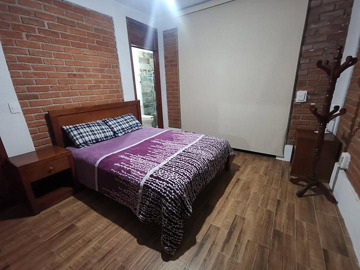 Recámara con muro de ladrillo