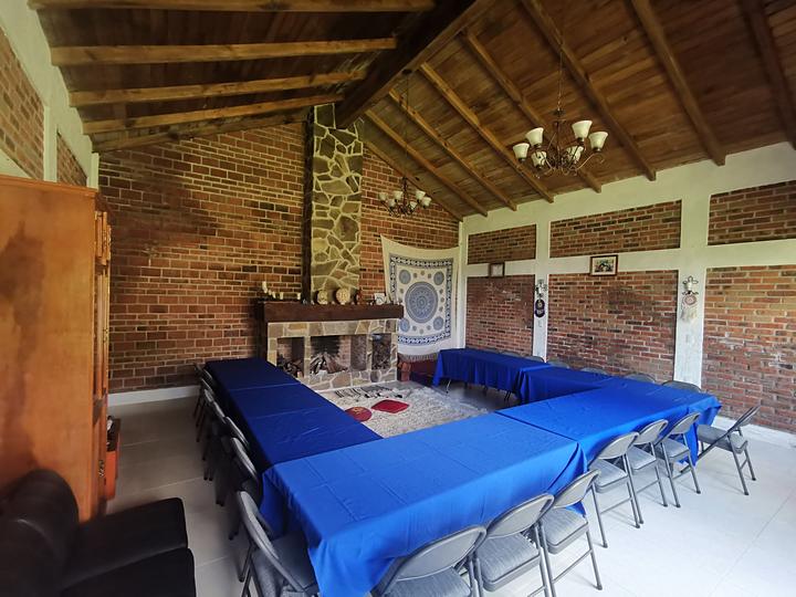 Sala de reuniones con mesas en herradura