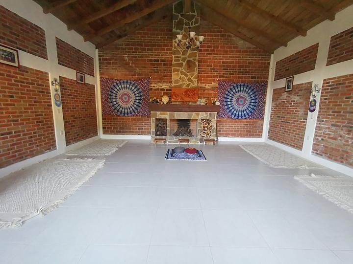 Sala de reuniones libre, con chimenea y mandalas